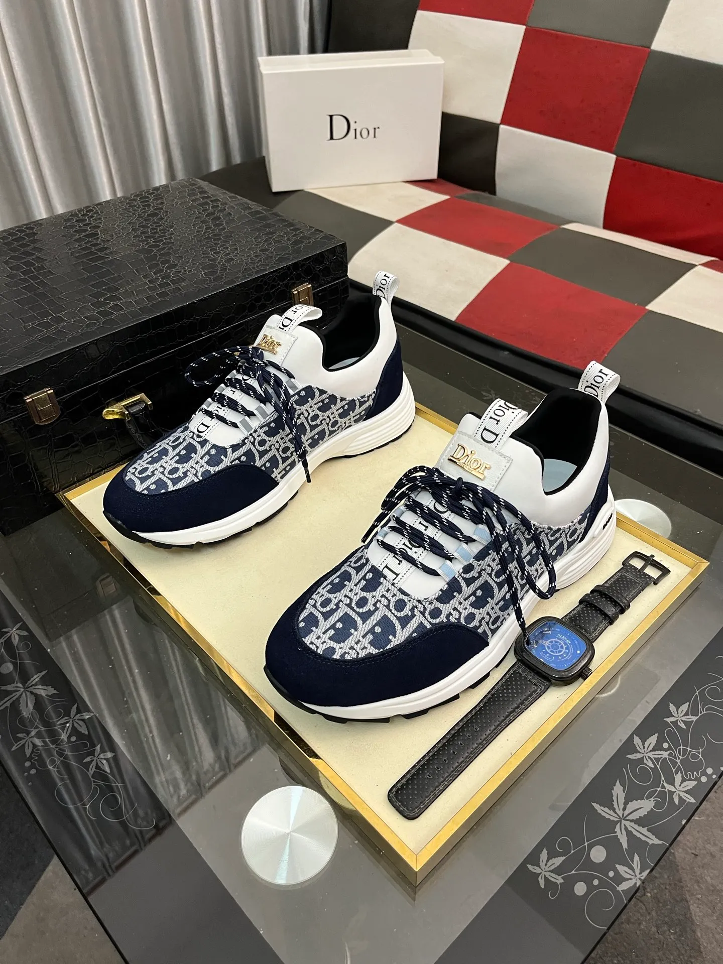 Men's Men's Shoes💰440⌚️⌚️ Dior's casual and sporty style combines the elements of dad's bag-soled shoes. It has successfully broken through the dad shoe style that has been on the streets in recent years and has become a beautiful landscape in luxury goods. The fabric is high mercerized with breathable mesh. The mesh on both sides of the shoe is made of three layers of composite technology. The bottom process uses package molding fabrics: imported high mercerized 🐂 cowhide stitching with original customized D-shaped mesh code number: 38-444️⃣ Colors available